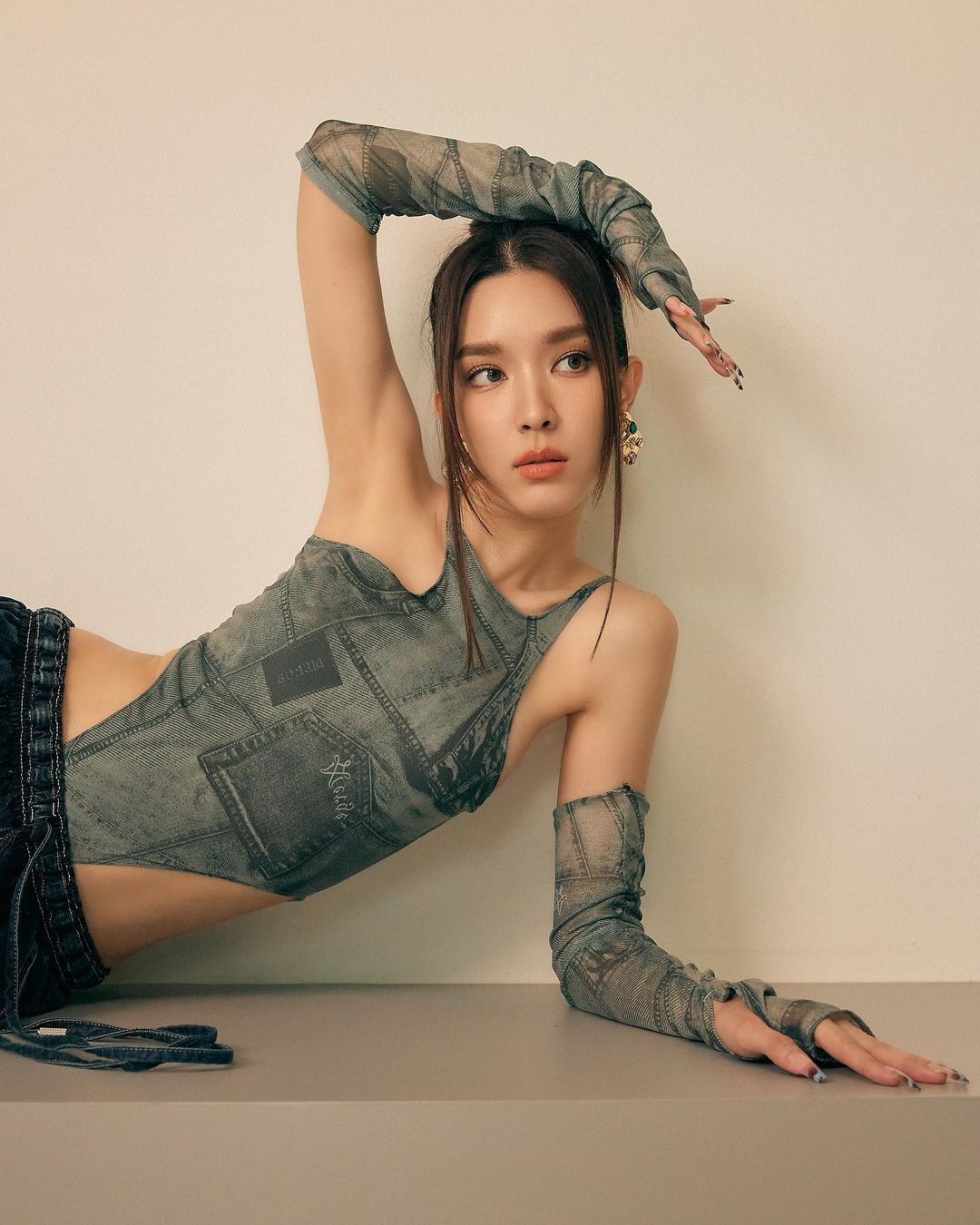 เจอเรื่องให้ต้องเหวี่ยง โม มนชนก ฉะคนเข็นรถเข็นบังท้ายรถ แต่ชาวเน็ตคอมเมนต์เห็นต่าง