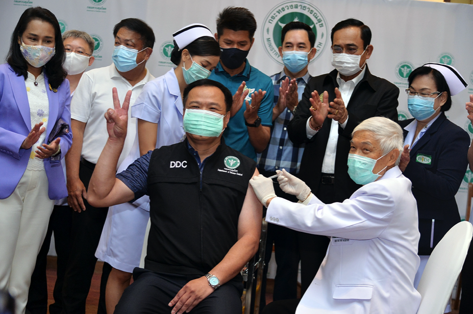 นาทีประวัติศาสตร์! นพ.ยงฉีดวัคซีนโควิด 19 เข็มแรกให้ ‘อนุทิน’ นาทีประวัติศาสตร์! นพ.ยงฉีดวัคซีนโควิด 19 เข็มแรกให้ ‘อนุทิน’