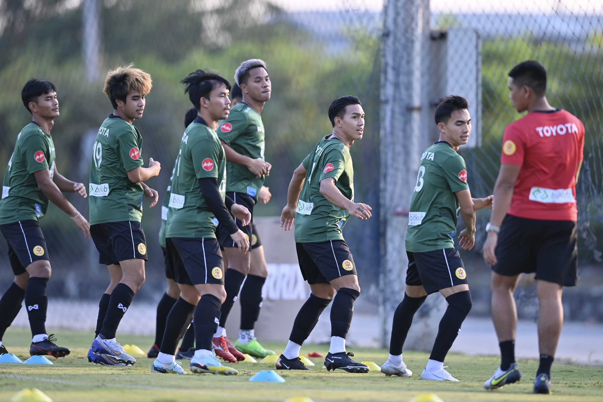 ประมวลภาพ 'ลีซอ ธีรเทพ' เข้าฝึกซ้อมกับทีมชาติไทยเตรียมเล่นนัดอำลา 14 ธ.ค. นี้