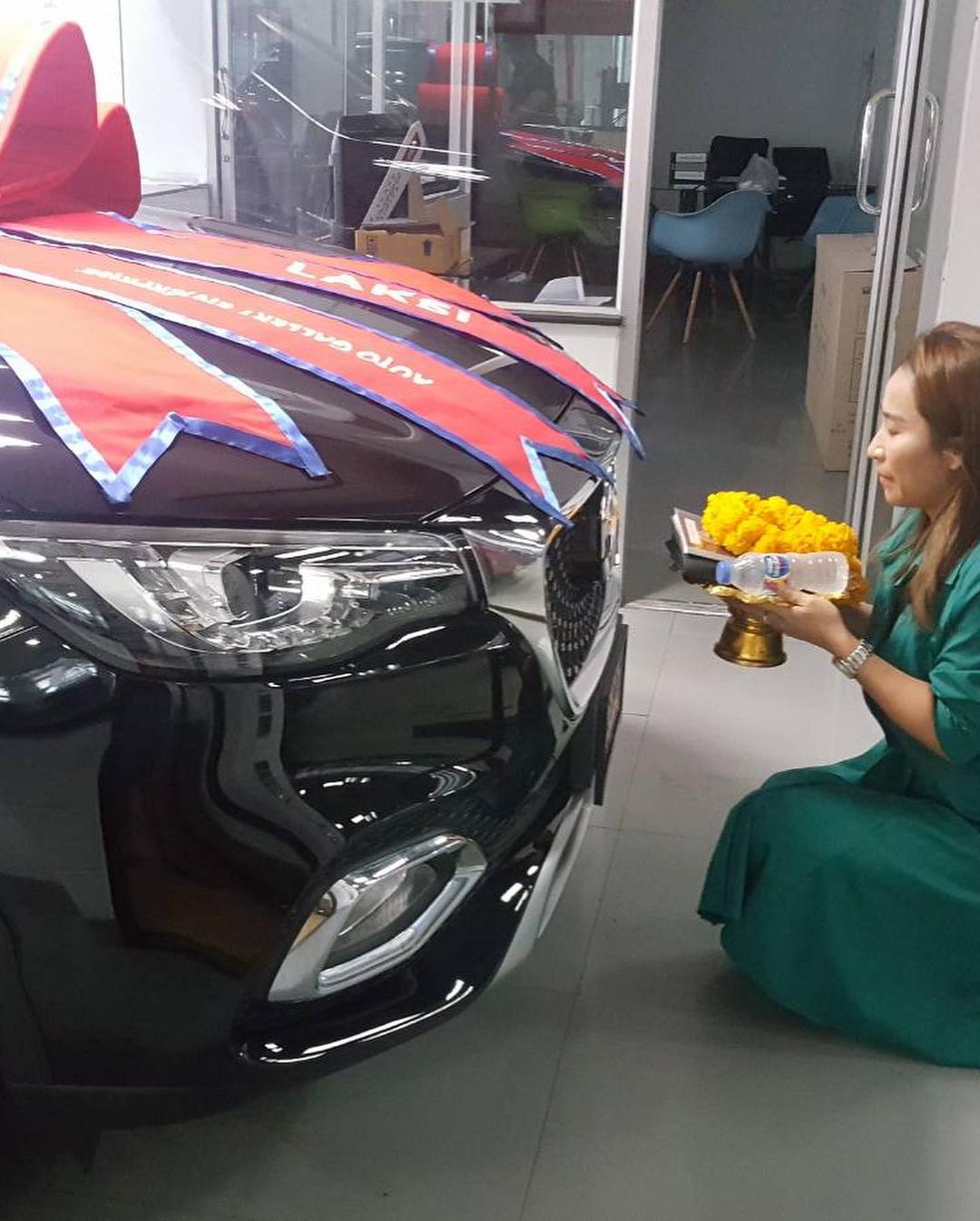 ลาล่า อาร์สยาม อวดรถคันใหม่จากเงินของ ฟิล์ม รัฐภูมิ ลาล่า อาร์สยาม อวดรถคันใหม่จากเงินของ ฟิล์ม รัฐภูมิ