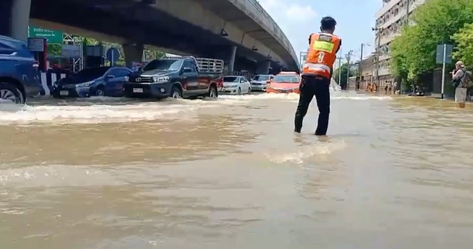 แยกพระราม 5 สาหัส! น้ำท่วมสูงรถผ่านไม่ได้ จนท.ปิดจราจรชั่วคราว