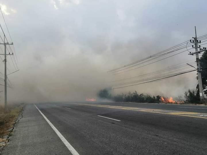 เผาไร่เป็นเหตุ!ควันไฟโขมงคลุมถนน ทำรถชนกันยับที่ลพบุรี