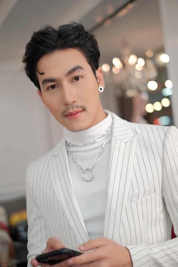 นก พงศกร พาคณะหมอลำนามวิหค เล่นคอนเสิร์ตต่อ แม้ฉากเวทีจะพังจากพายุ (มีคลิป)