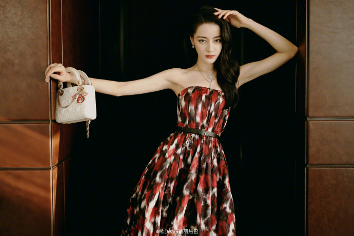 “ตี๋ลี่เร่อปา” ยังใส่เสื้อเปลือยหลัง แม้ถูกแฟนคลับแอบลูบหลังที่สนามบิน “ตี๋ลี่เร่อปา” ยังใส่เสื้อเปลือยหลัง แม้ถูกแฟนคลับแอบลูบหลังที่สนามบิน