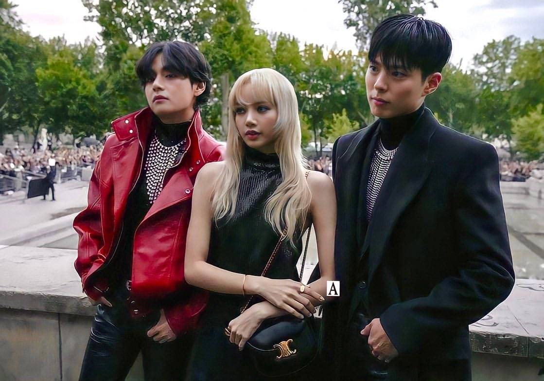 ลิซ่า, พัคโบกอม และ V BTS ร่วมชมแฟชั่นโชว์แบรนด์ Celine งาน Paris Fashon Week