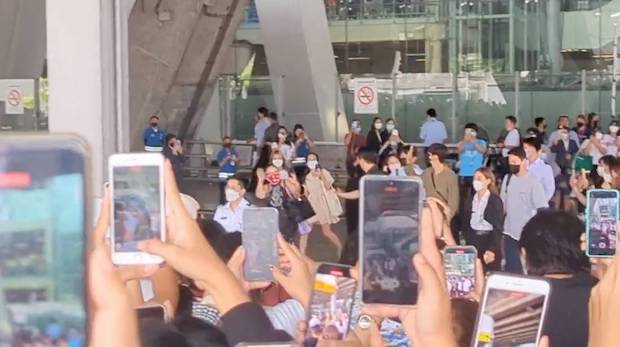 ออร่าทะลุแมสก์!! ‘ชาอึนอู’ ลัดฟ้าถึงไทย แฟนๆ ยินดีต้อนรับแน่นสนามบิน (มีคลิป)