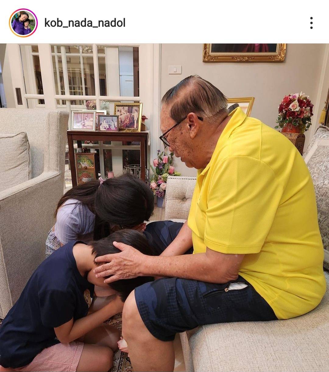 สุดอบอุ่น กบ สุวนันท์ และ บรู๊ค ดนุพร พาลูกๆ น้องณดา-น้องณดล กราบคุณพ่อ สุดอบอุ่น กบ สุวนันท์ และ บรู๊ค ดนุพร พาลูกๆ น้องณดา-น้องณดล กราบคุณพ่อ