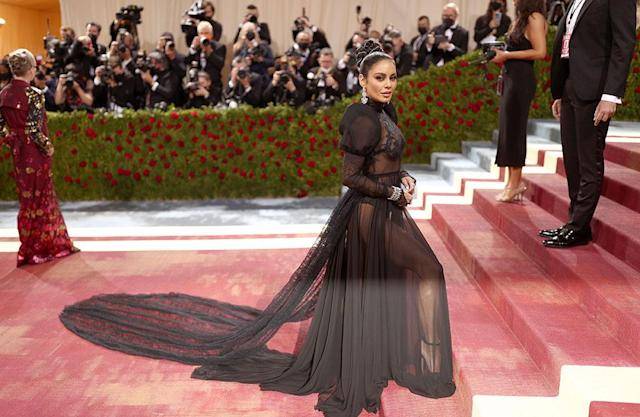เหล่าคนดังเฉิดฉายในชุดสุดอลังในช่วงแรกของการจัดงาน Met Gala ปี 2022 เหล่าคนดังเฉิดฉายในชุดสุดอลังในช่วงแรกของการจัดงาน Met Gala ปี 2022