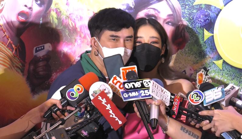 ขอโทษกลางวงสัมภาษณ์!! พชร์-แตงโม จูบปากคืนดี ยันไม่ได้ทะเลาะกัน