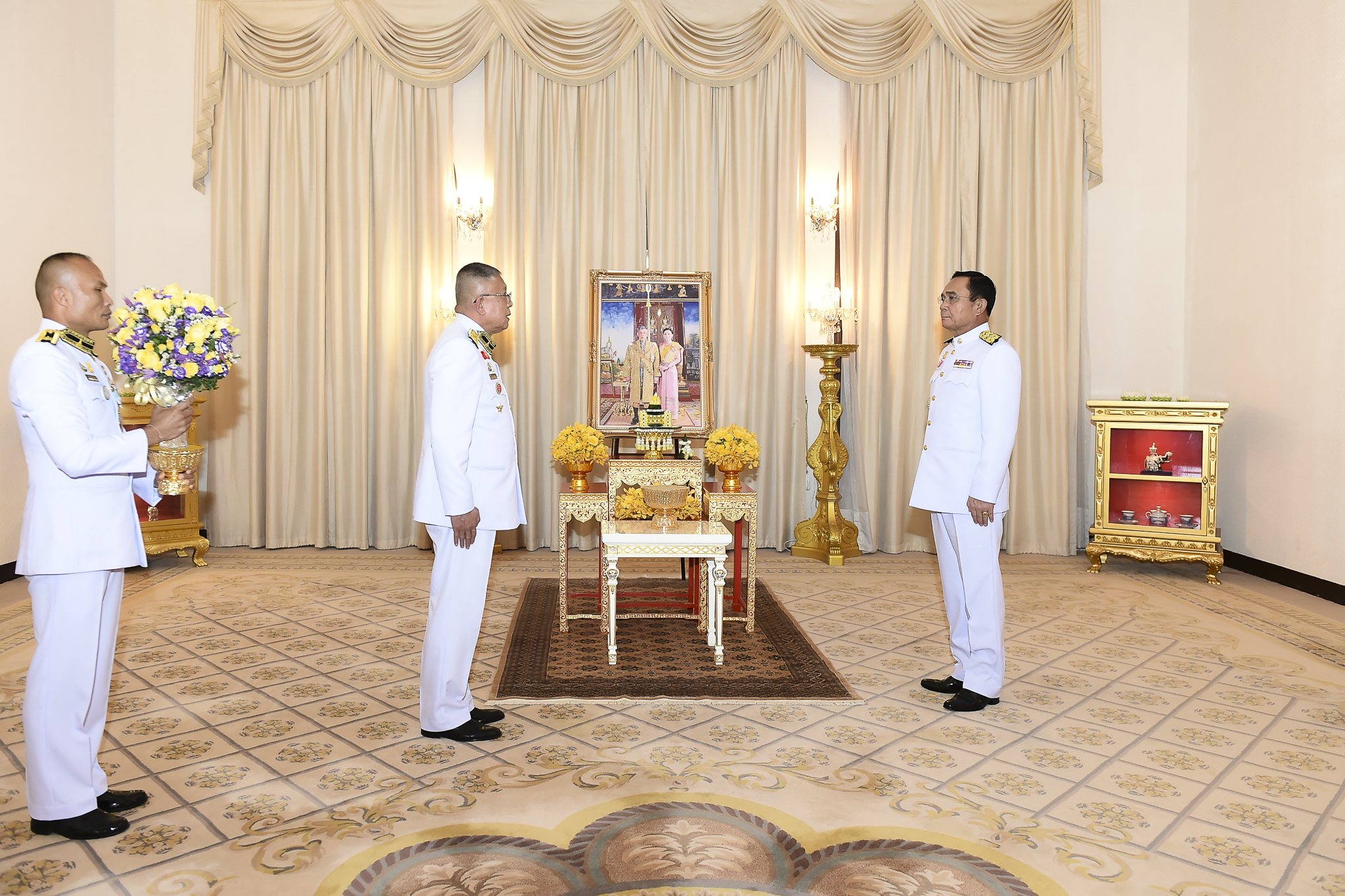 นายกรัฐมนตรี รับมอบแจกันพระราชทาน เนื่องในวันคล้ายวันเกิด 