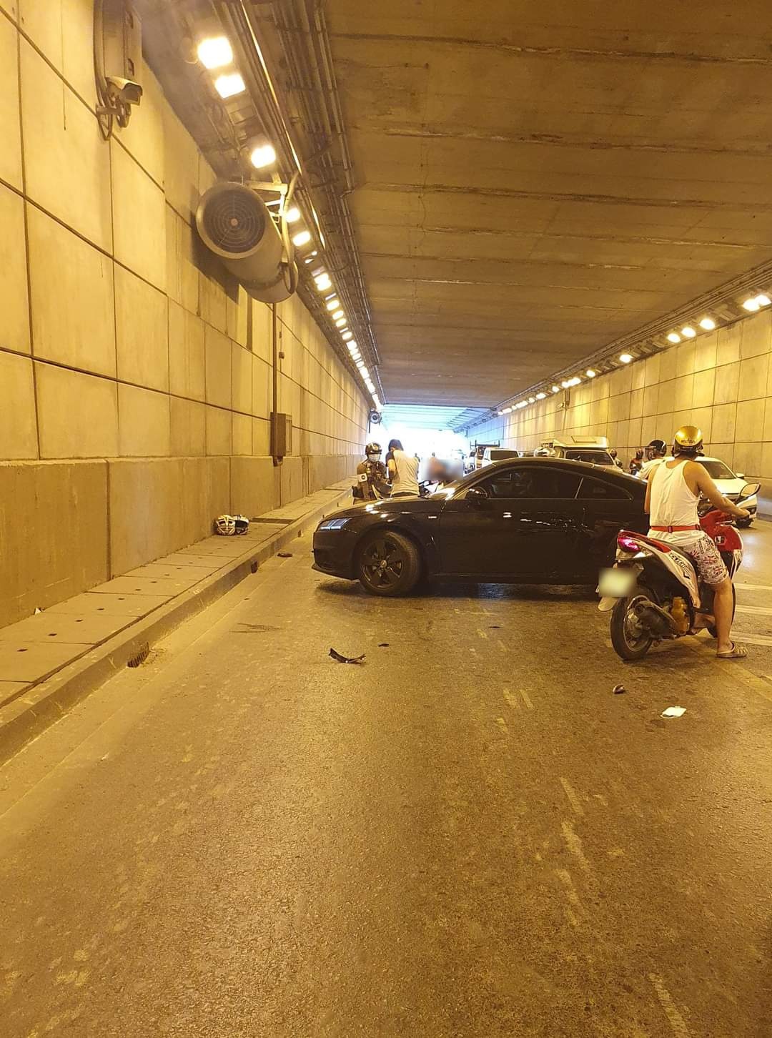 เงิบกันทั้งถนน ‘เก๋งกลับรถในอุโมงค์’ จยย.ชนบาดเจ็บ เงิบกันทั้งถนน ‘เก๋งกลับรถในอุโมงค์’ จยย.ชนบาดเจ็บ