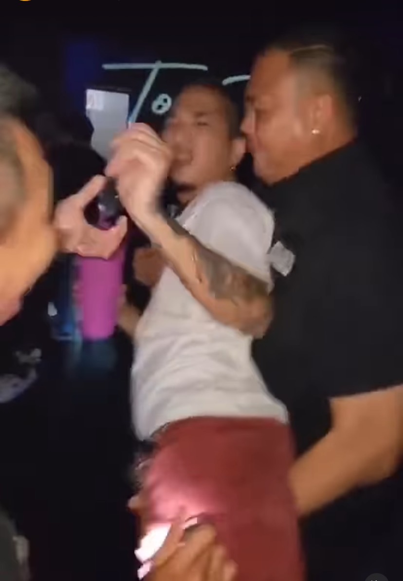 แจ๊ส ชวนชื่น ลงคลิปถูกการ์ดหิ้วลงจากเวที เพราะ.....???