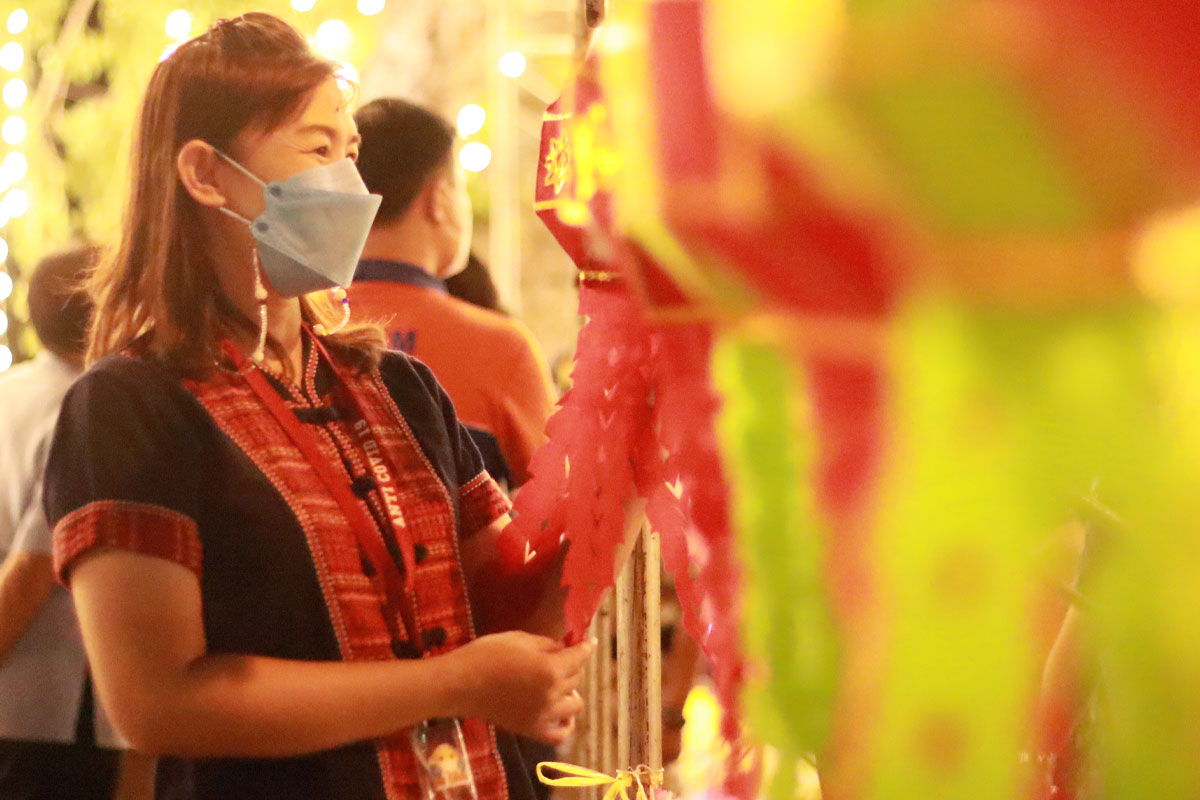 งานลอยกระทงสองแควแลอดีต ประดับโคมไฟย้อนยุค ท่ามกลางมาตรการเข้ม