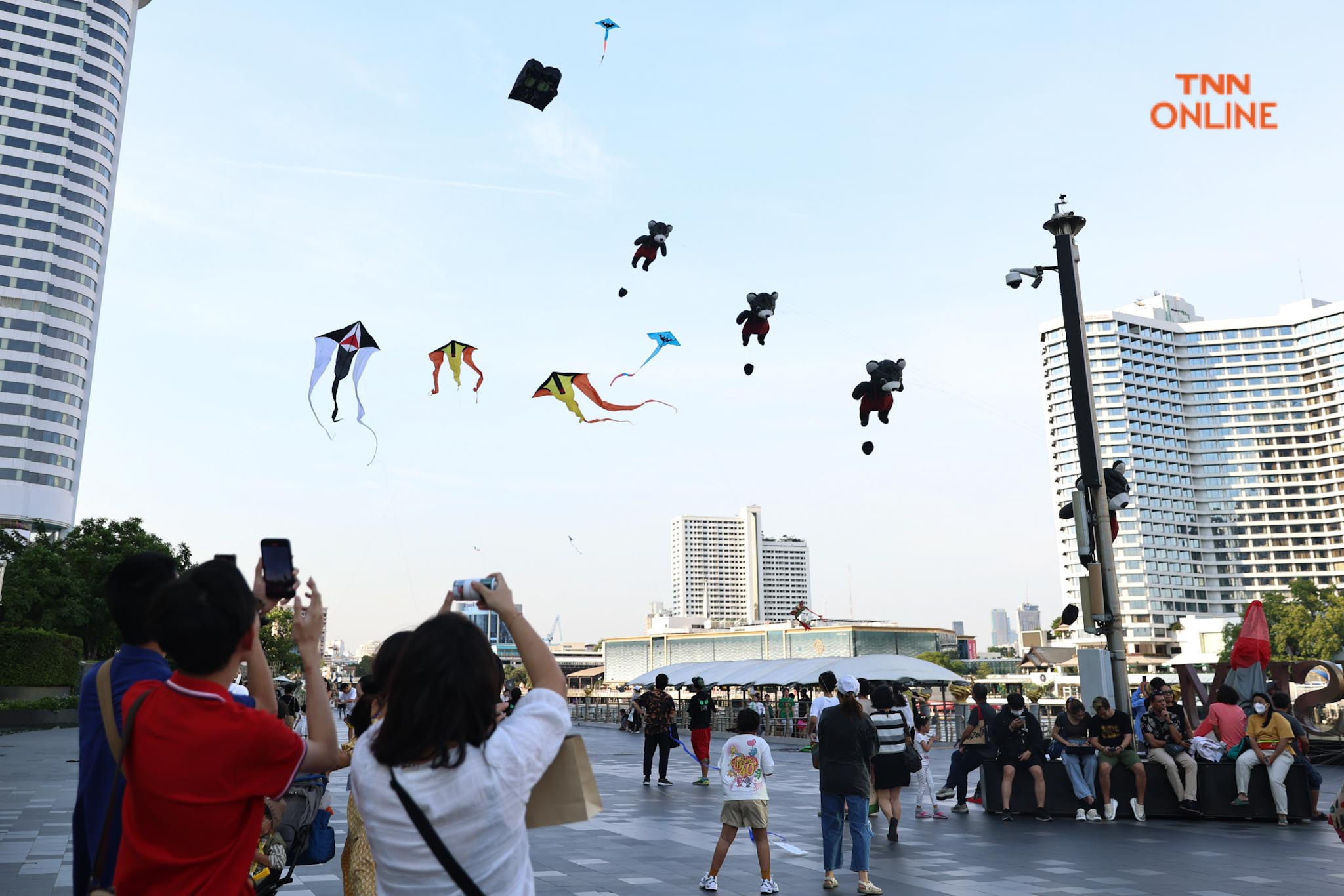 นทท.สนุกสุดเหวี่ยง เล่นว่าวริมแม่น้ำเจ้าพระยา