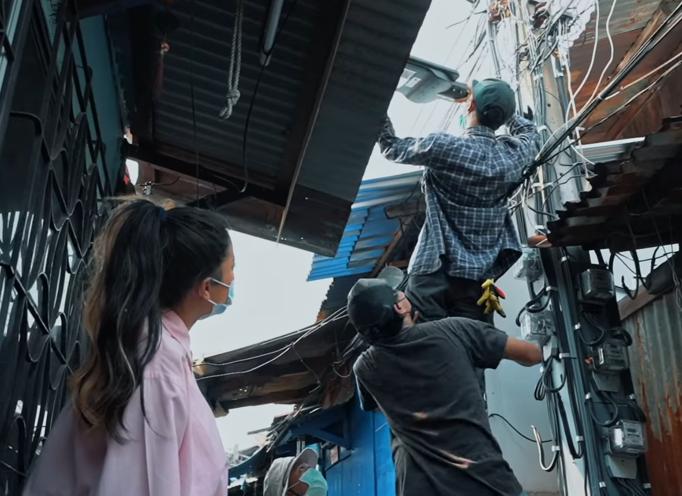 'พิมรี่พาย' จัดให้! ทุ่มเงินแสนติดไฟให้ชุมชนคลองเตย