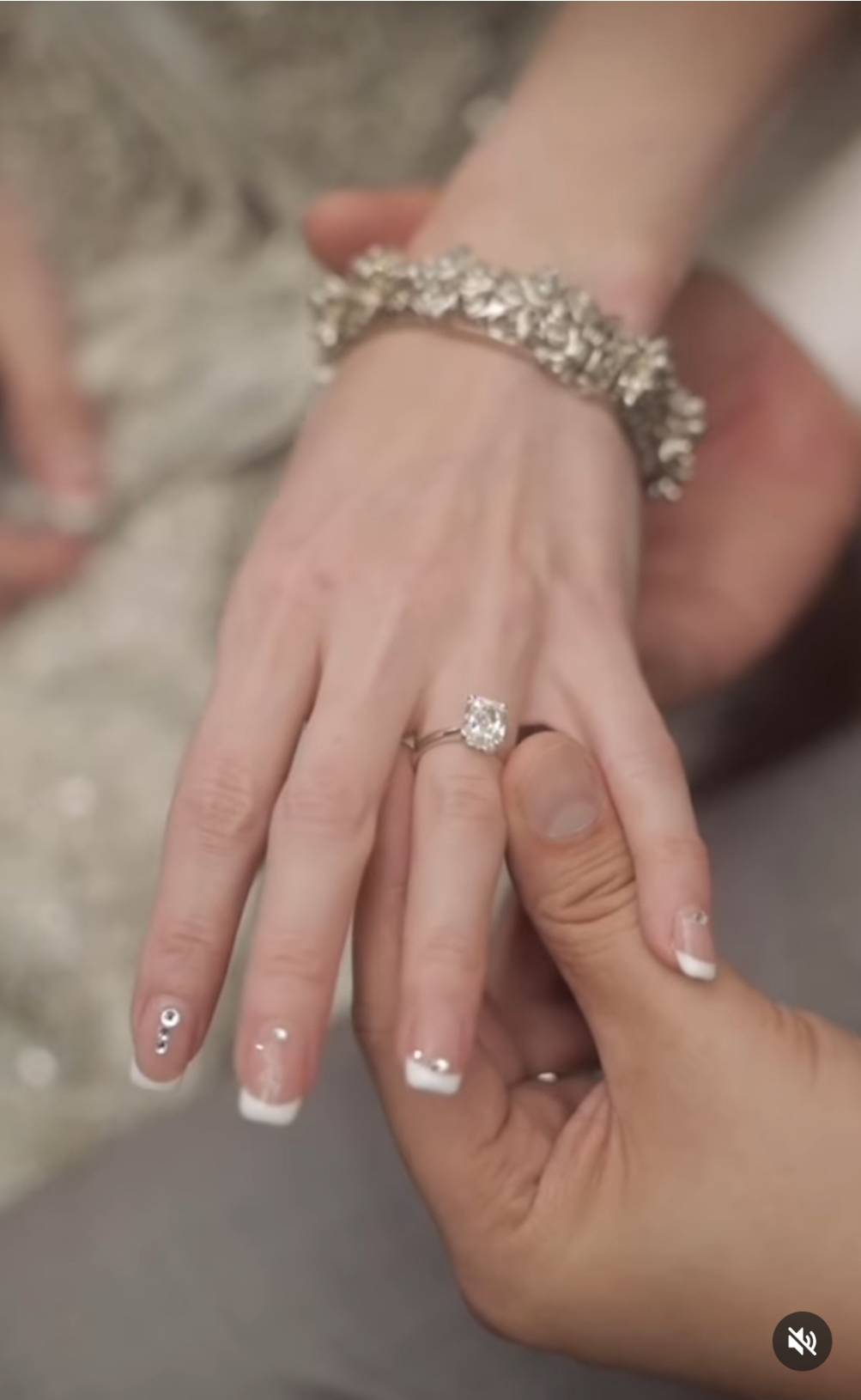 เดียร์ ปริษา ควงแฟนหนุ่มนักธุรกิจ เข้าพิธีวิวาห์สุดชื่นมื่น เดียร์ ปริษา ควงแฟนหนุ่มนักธุรกิจ เข้าพิธีวิวาห์สุดชื่นมื่น