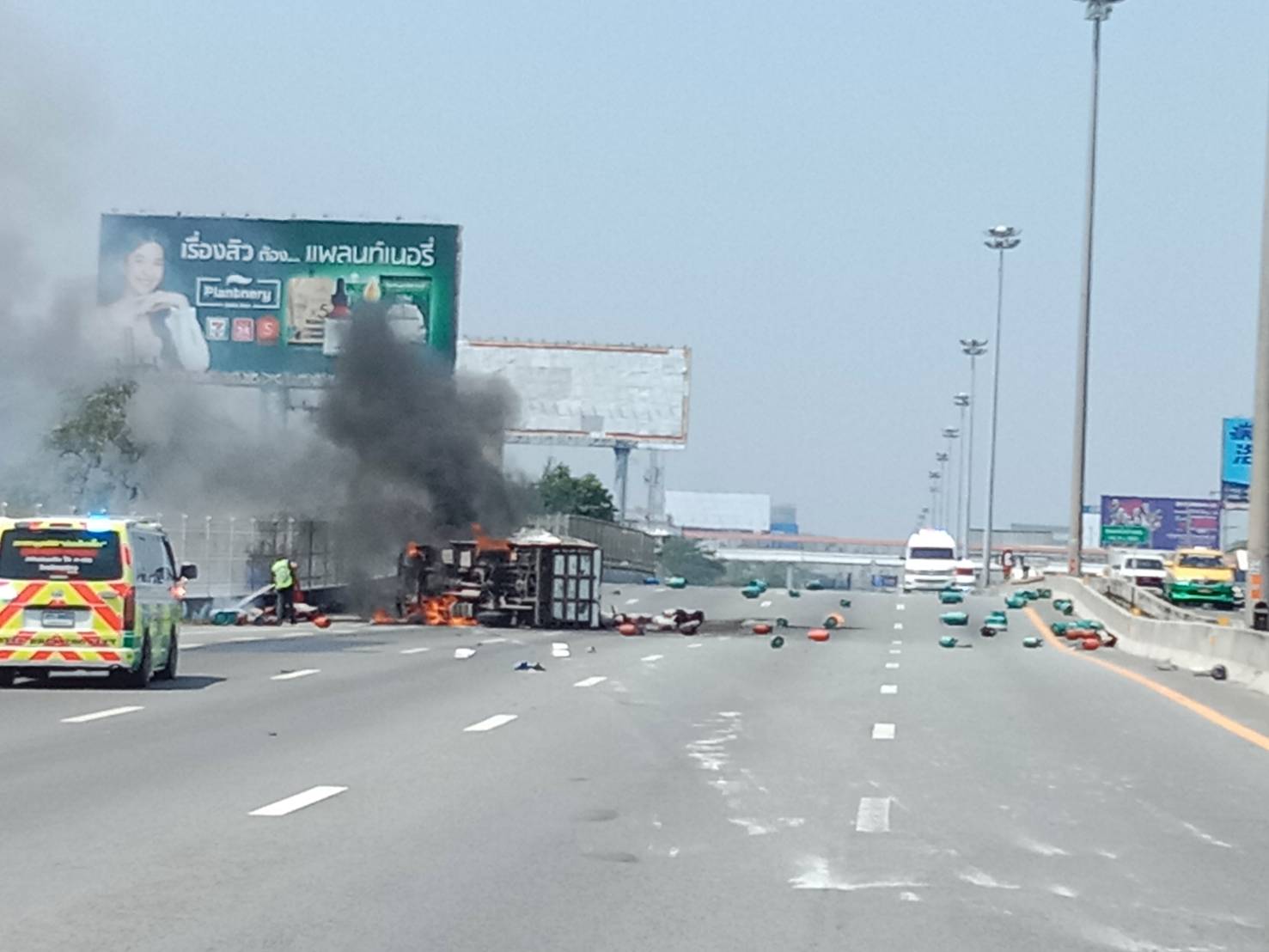 ด่วน! รถบรรทุกแก๊ส พลิกคว่ำ ถังแก๊สระเบิด บนมอเตอร์เวย์ขาเข้า ด่วน! รถบรรทุกแก๊ส พลิกคว่ำ ถังแก๊สระเบิด บนมอเตอร์เวย์ขาเข้า
