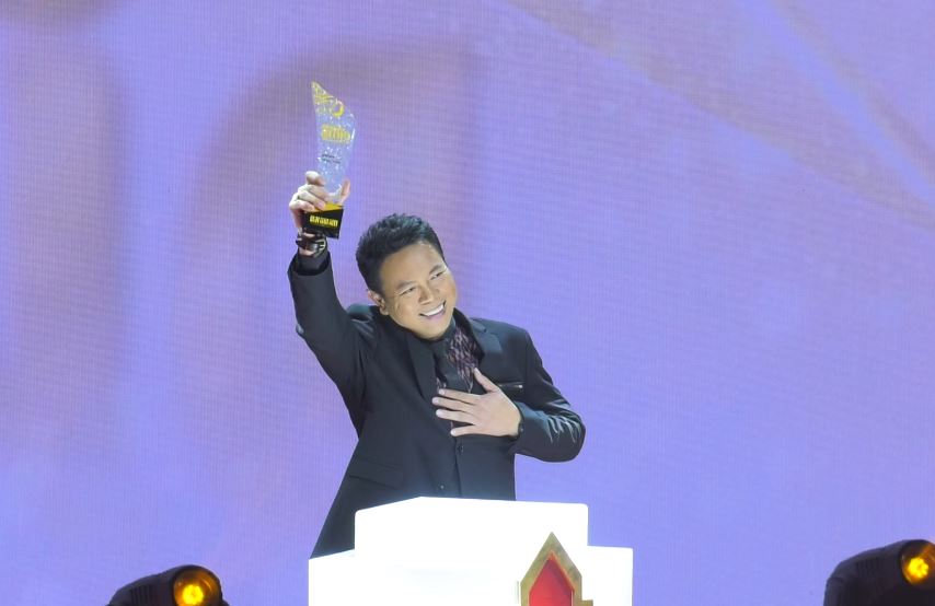 คนวงการลูกทุ่งรวมกันรับรางวัลอย่างล้นหลามในงาน คมชัดลึก ลูกทุ่ง AWARDS 2565 