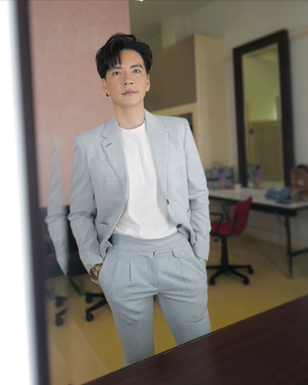 นิว วงศกร รับบทช่างตัดผม ให้คุณแม่ ในยุคโควิด-19 นิว วงศกร รับบทช่างตัดผม ให้คุณแม่ ในยุคโควิด-19