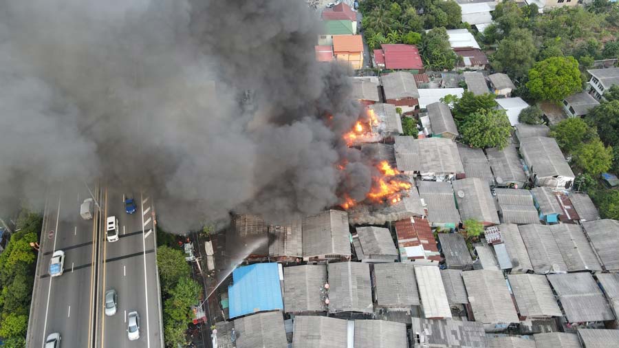 ด่วน! ไฟไหม้บ้านปชช. ภายในซอยสุขสวัสดิ์ 38 จนท.เร่งคุมเพลิง ด่วน! ไฟไหม้บ้านปชช. ภายในซอยสุขสวัสดิ์ 38 จนท.เร่งคุมเพลิง