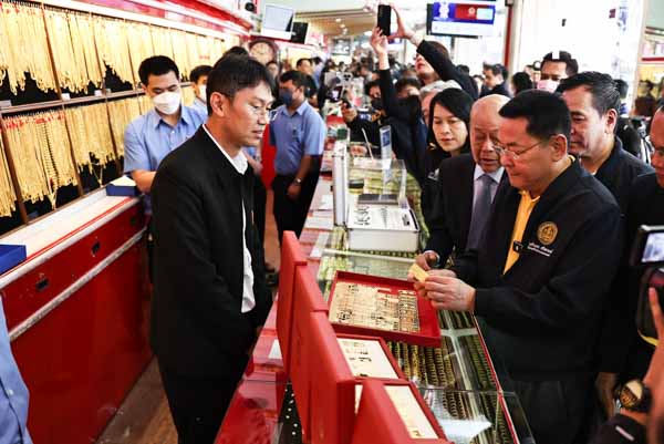 พาณิชย์ตรวจร้านทองเยาวราช สร้างความเชื่อมั่นหลังราคาทองพุ่งต่อเนื่อง พาณิชย์ตรวจร้านทองเยาวราช สร้างความเชื่อมั่นหลังราคาทองพุ่งต่อเนื่อง