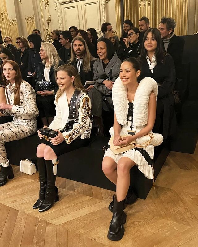 ช็อตรวมดาว!! 'ญาญ่า' กระทบไหล่ 'ฮเยอิน-โซฟี เทอร์เนอร์-โคลอี เกรซ มอเรตซ์’ ที่ปารีสแฟชั่นวีค