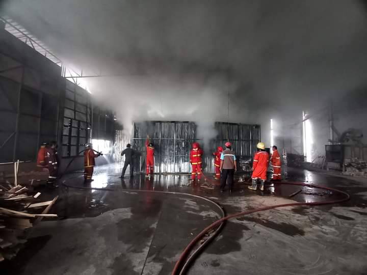 ด่วน! ไฟไหม้โรงงานดังโคราช เปลวเพลิงเผาเตาอบไม้พาเลทวอด