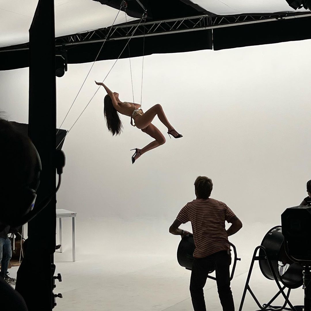  ฮือฮา “Emily Ratajkowski” โชว์สตั้นท์นู้ด 