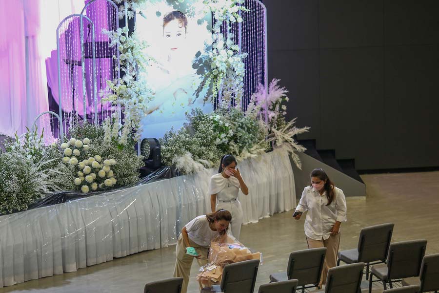 กระติก หอบดอกไม้ร่วมพิธีอาลัย แตงโม นิดา ที่คริสตจักรเสรีภาพกรุงเทพ