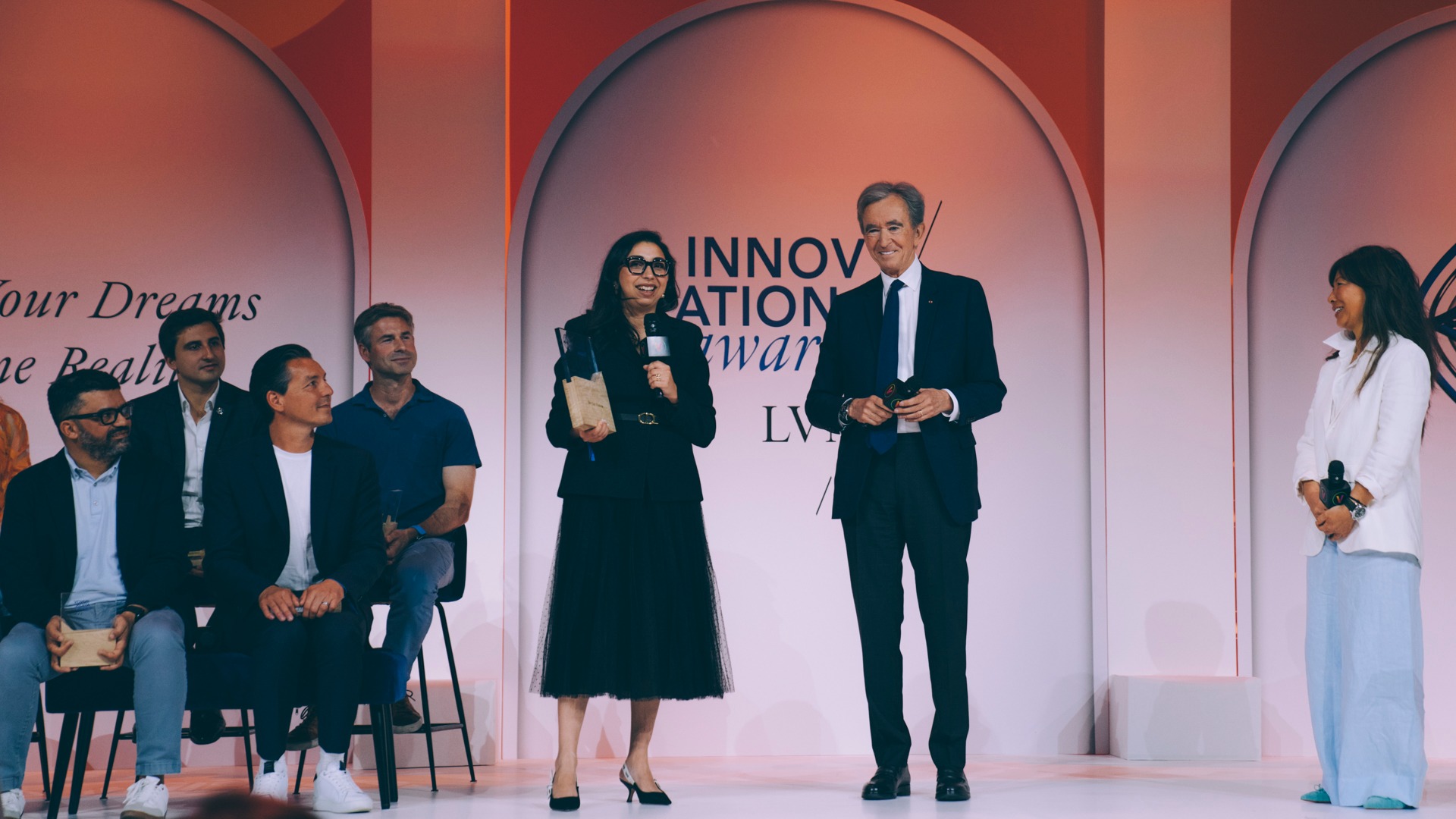 รู้จัก LVMH กลุ่มแบรนด์ดังสุดหรูรวยอู้ฟู่เคยแซงหน้า “อีลอน มัสก์” รู้จัก LVMH กลุ่มแบรนด์ดังสุดหรูรวยอู้ฟู่เคยแซงหน้า “อีลอน มัสก์”