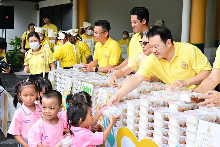 ซีพี-มูลนิธิดวงประทีป “ครัวปันอิ่ม แจกข้าวกล่องเพื่อชุมชนคลองเตย”