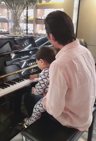 ก้อย รัชวิน ยิ้มแป้น สามี ตูน อาทิวราห์  เล่นเปียโนเซอร์ไพรส์วันเกิด 