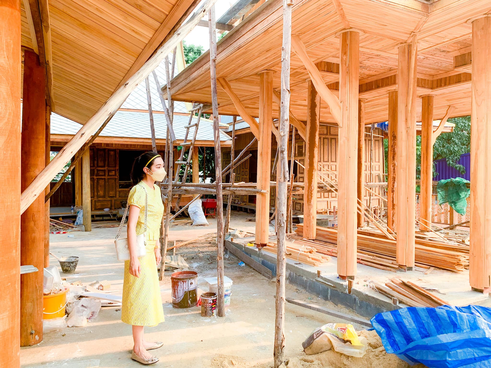 เบลล่า สวมชุดไทยทำบุญ พร้อมอัปเดตเรือนไทยที่สร้างให้วัด