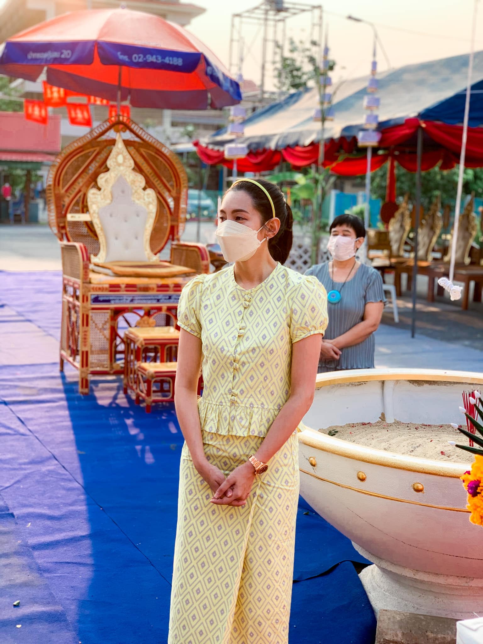 เบลล่า สวมชุดไทยทำบุญ พร้อมอัปเดตเรือนไทยที่สร้างให้วัด