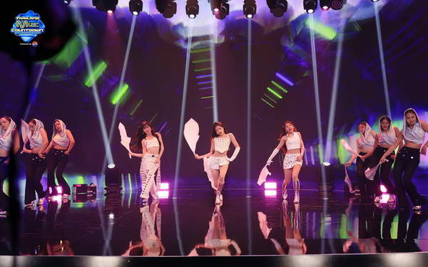 ร้อนจนทนไม่ไหว! แอลลี่ โชว์ซิงเกิ้ลล่าสุด Make it Hot ใน Thailand Music Countdown
