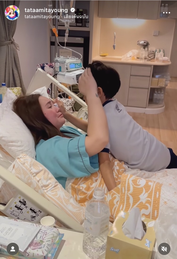 โมเมนต์สุดซึ้ง น้องเร เช็ดน้ำตาปลอบใจคุณแม่ ทาทา ยัง หลังนอนโรงพยาบาลกว่า 40 วัน 