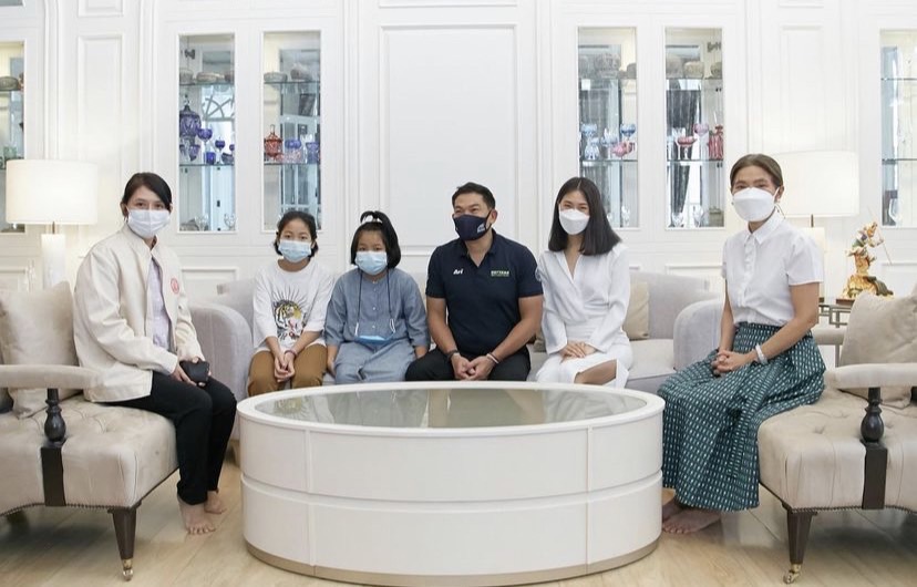 น้องกระปุก-น้องออมสิน ที่เสียแม่จากโควิด ย้ายอยู่ครอบครัวใหม่ เอ๋ ชนม์สวัสดิ์-ตู่ อุปถัมภ์ น้องกระปุก-น้องออมสิน ที่เสียแม่จากโควิด ย้ายอยู่ครอบครัวใหม่ เอ๋ ชนม์สวัสดิ์-ตู่ อุปถัมภ์