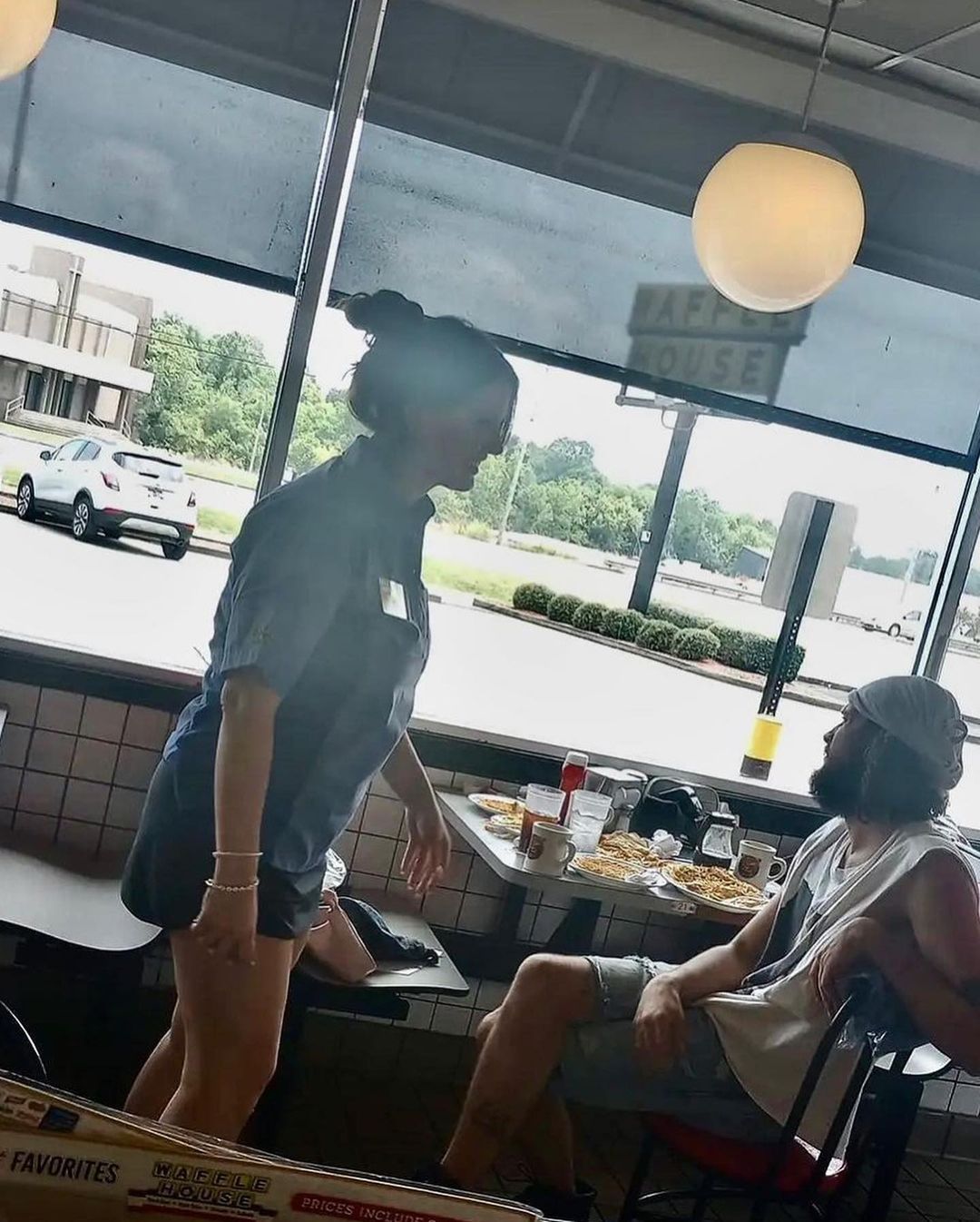 แฟนคลับเซอร์ไพรส์ “Lana Del Rey” ทำงานที่ Waffle House (มีคลิป) แฟนคลับเซอร์ไพรส์ “Lana Del Rey” ทำงานที่ Waffle House (มีคลิป)