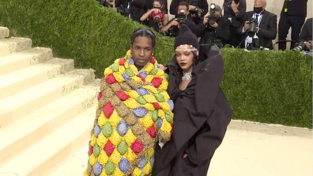 หรือจะท้องแฝด?!! แฟนๆ แห่เดาหลัง ‘ริฮานน่า’ อวดครรภ์ให้เห็นเต็มๆ หรือจะท้องแฝด?!! แฟนๆ แห่เดาหลัง ‘ริฮานน่า’ อวดครรภ์ให้เห็นเต็มๆ