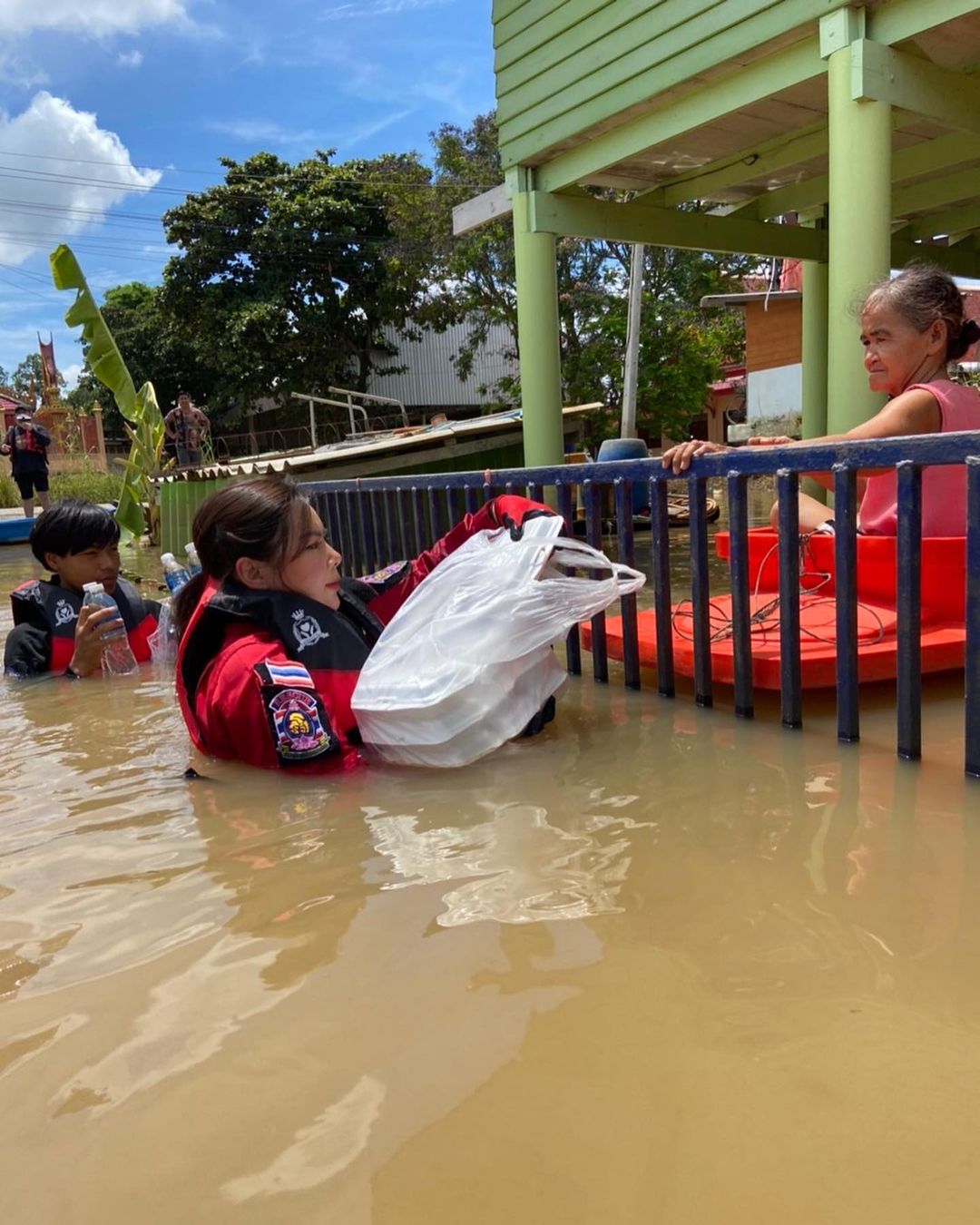 ฝนกระหน่ำกรุงเทพต่อเนื่อง “บุ๋ม ปนัดดา” ลงพื้นที่อยุธยา (มีคลิป)