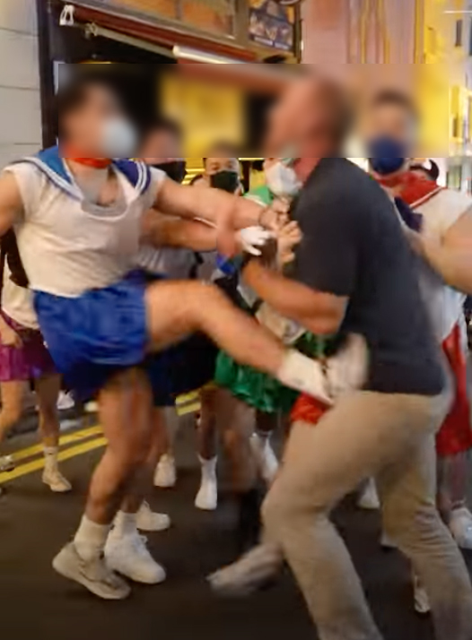 ควันหลงฮาโลวีน! ไวรัลเซเลอร์มูนกล้ามโตรุมลงฑัณฑ์หนุ่มฝรั่ง ชาวเน็ตแห่แชร์ ควันหลงฮาโลวีน! ไวรัลเซเลอร์มูนกล้ามโตรุมลงฑัณฑ์หนุ่มฝรั่ง ชาวเน็ตแห่แชร์