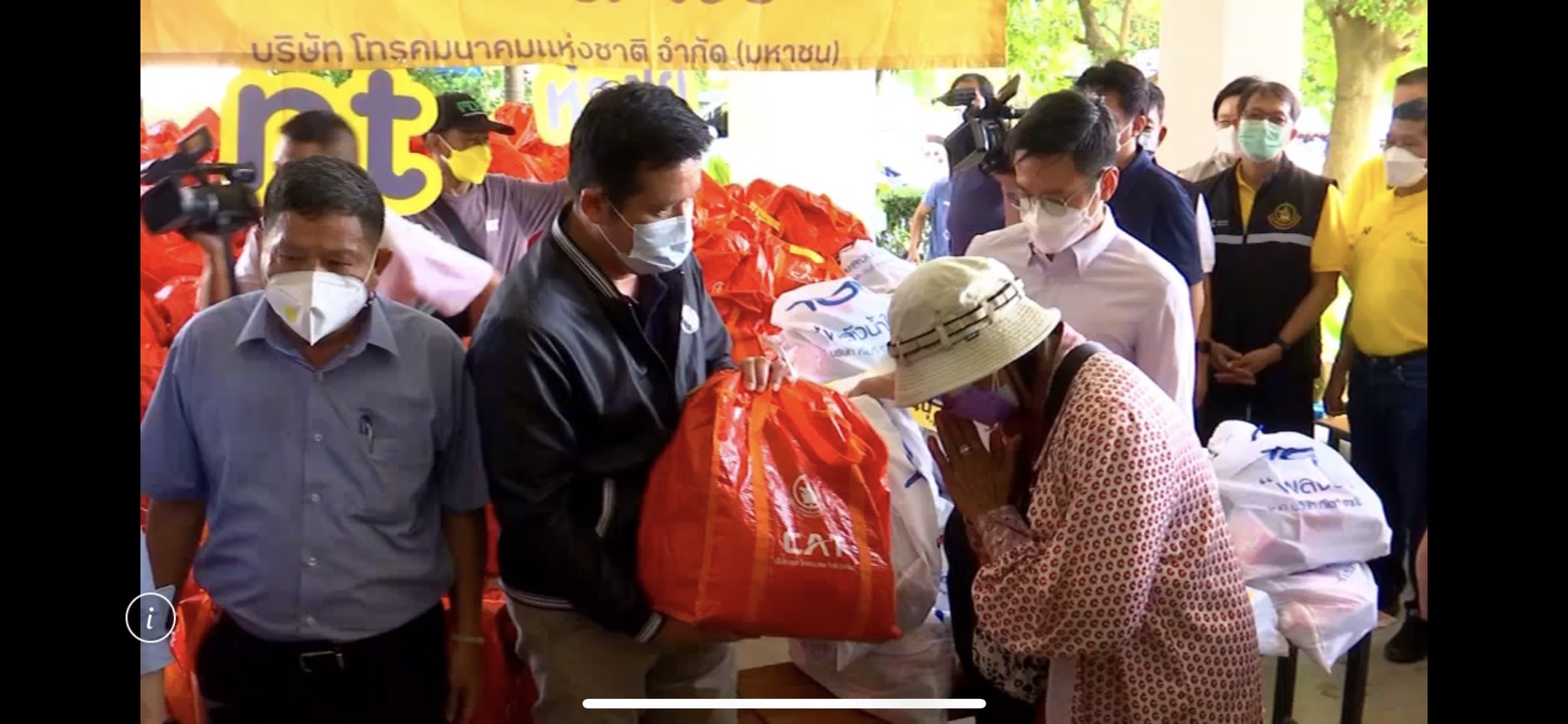 สถานการร์น้ำท่วมอ่างทอง สิงห์บุรี ยังหนัก-ชัยวุฒิ ลงพื้นที่ช่วยเหลือผู้ประภัย สถานการร์น้ำท่วมอ่างทอง สิงห์บุรี ยังหนัก-ชัยวุฒิ ลงพื้นที่ช่วยเหลือผู้ประภัย