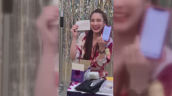 คุ้มเกิน “จั๊กจั่น” รีวิวกล่องสุ่ม “พิมรี่พาย” จนเกิดดราม่า  (มีคลิป)