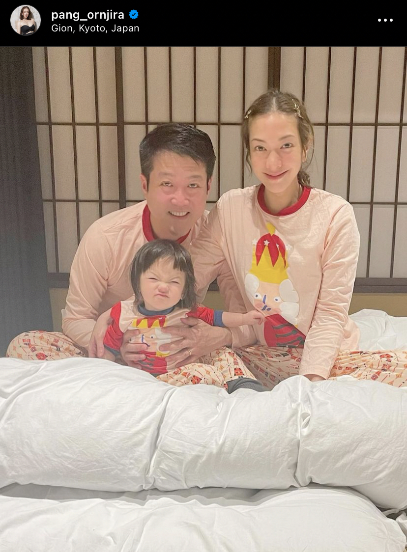 คิดว่าแฝดสาม! แป้ง อรจิรา อวดโมเมนต์ภาพครอบครัวพ่อแม่ลูกสุดคิ้วท์