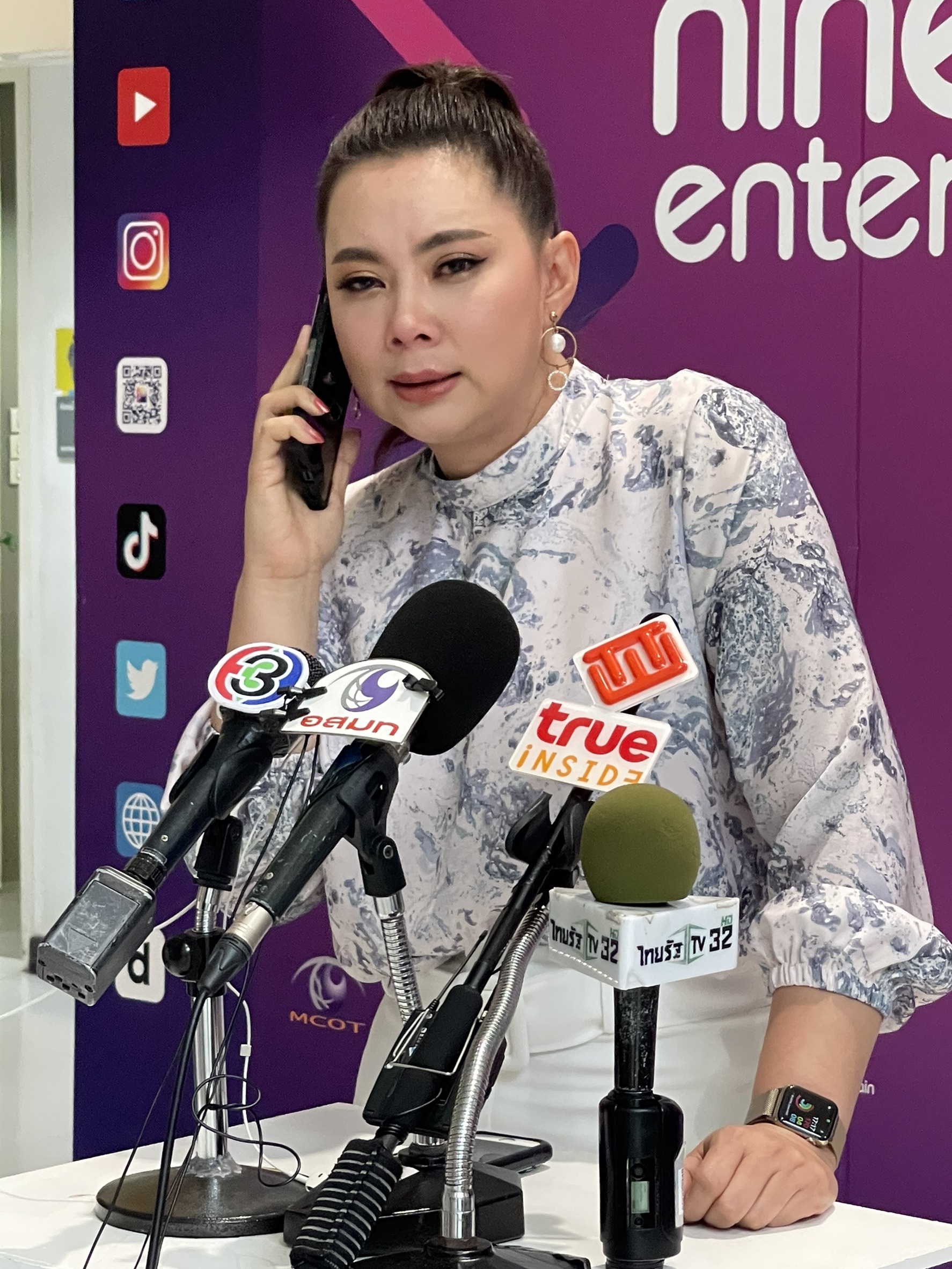 บุ๋ม ปนัดดา ตั้งโต๊ะแถลงทั้งน้ำตาขอโทษ จั๊กจั่น ปมเสนอข่าวดาราสองโลก 