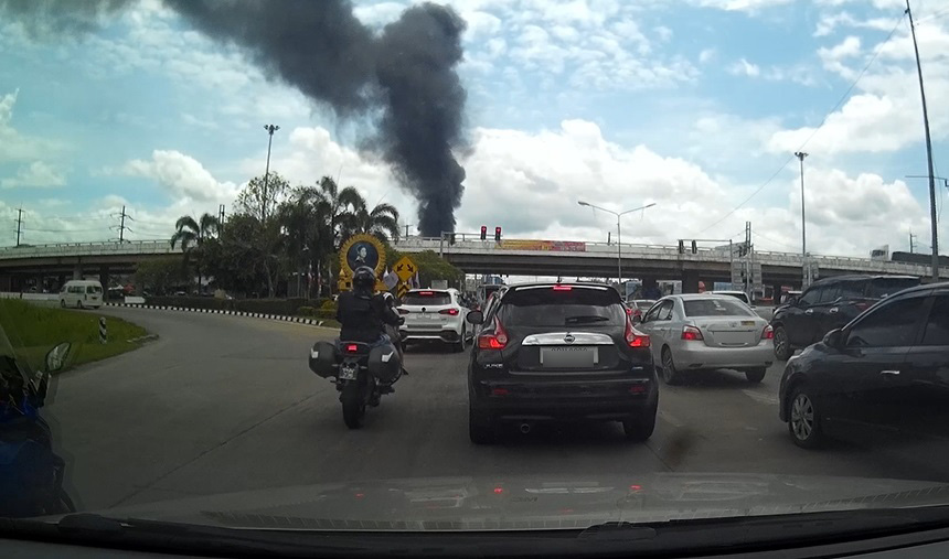 ระทึก! ไฟไหม้โรงงานโฟม-พลาสติก ควันโขมงพวยพุ่งเต็มท้องฟ้า