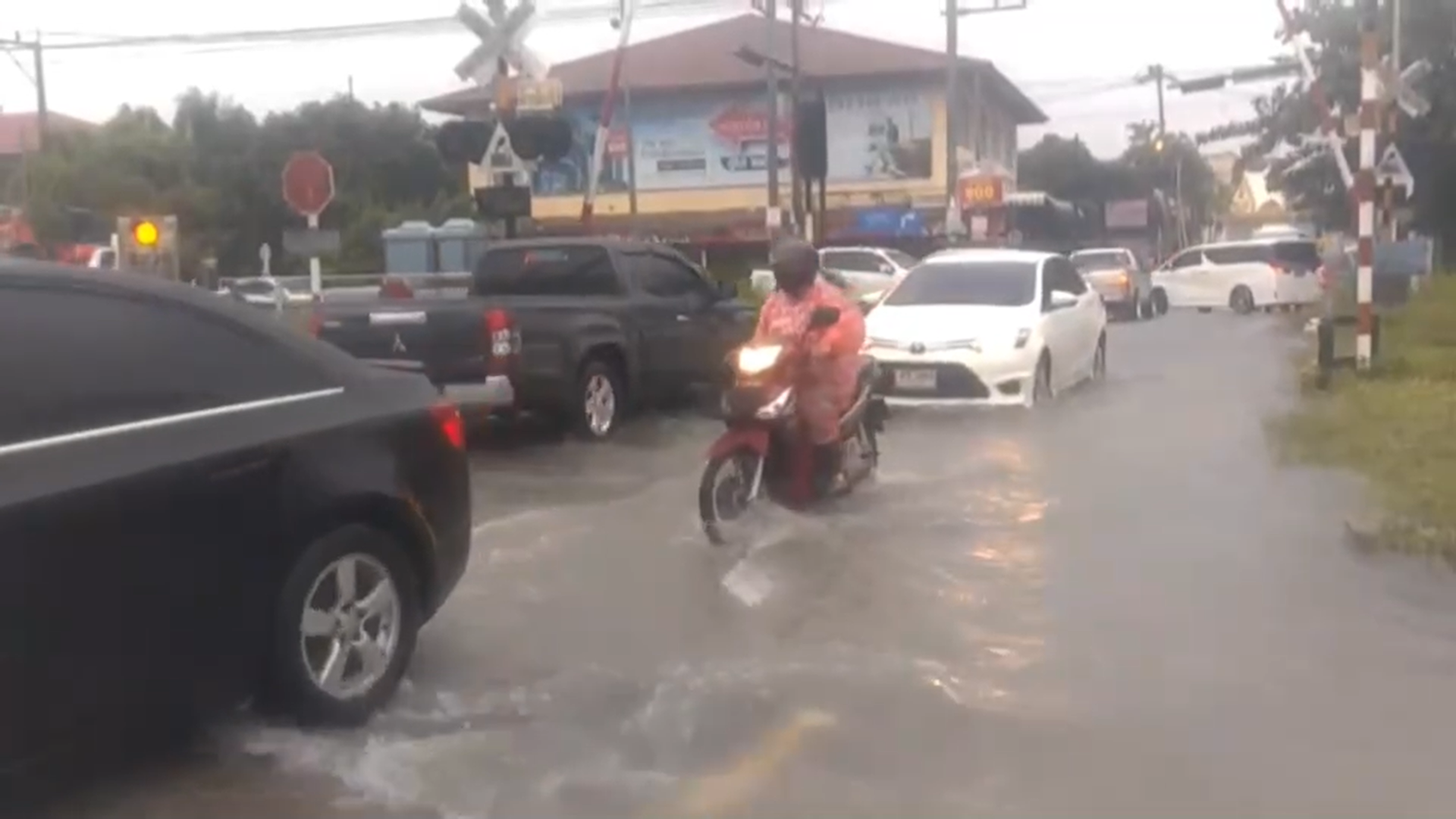 พัทยา ยังอ่วม! ฝนกระหน่ำกลางเมือง ถนนหลายสายถูกตัดขาด พัทยา ยังอ่วม! ฝนกระหน่ำกลางเมือง ถนนหลายสายถูกตัดขาด