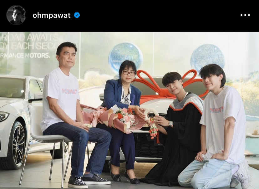 น้ำตารื้น โอม ภวัต ปริ่มใจถอยรถหรูป้ายแดงตอบแทนพระคุณพ่อ-แม่ หลังเรียนจบ