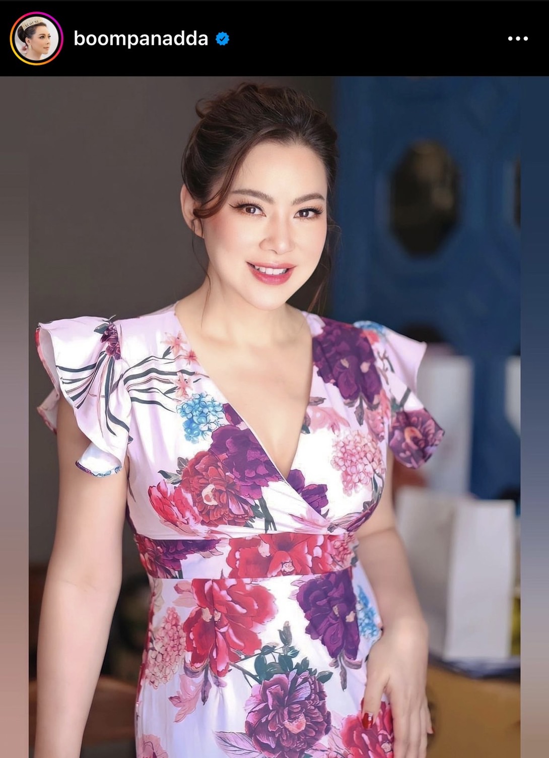 คนต่อแถวยาว บุ๋ม ปนัดดา เปิดร้านข้าวแกงให้ทานฟรีในวัดเกิด!
