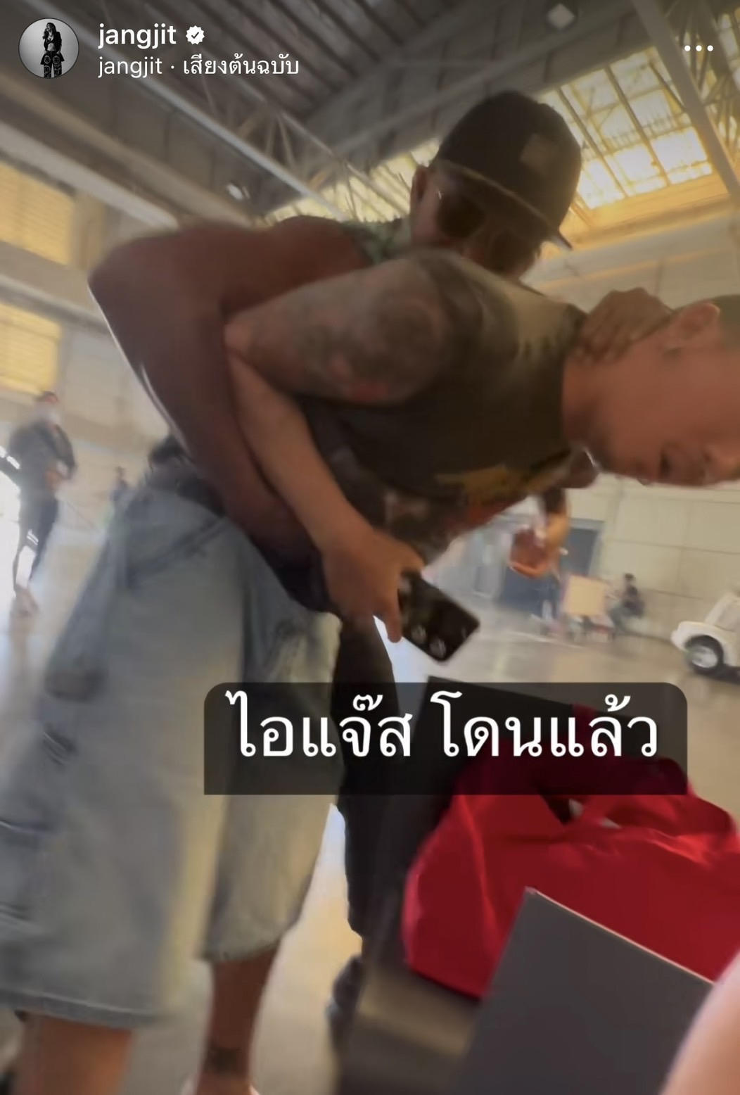 ฮาลั่น! แจ๊ส ชวนชื่น เจอ บัวขาว ถึงกับเข่าทรุดยกมือไหว้ ฮาลั่น! แจ๊ส ชวนชื่น เจอ บัวขาว ถึงกับเข่าทรุดยกมือไหว้